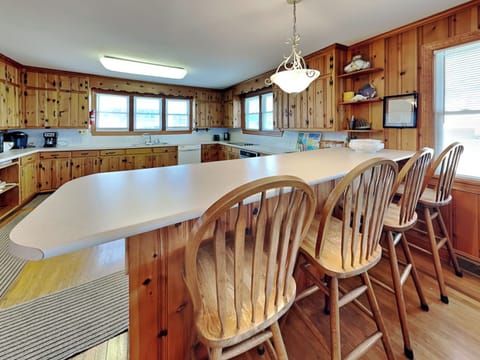 Full Size Kitchen with Breakfast Bar