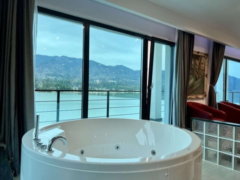 1. Deluxe Apartment with Hot Tub next to the lake