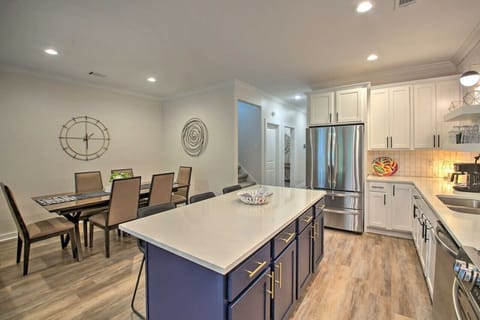 Spacious kitchen island and dining area – perfect for cooking and gathering with family