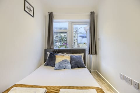 Studio-Superior-Ensuite-Garden view-2