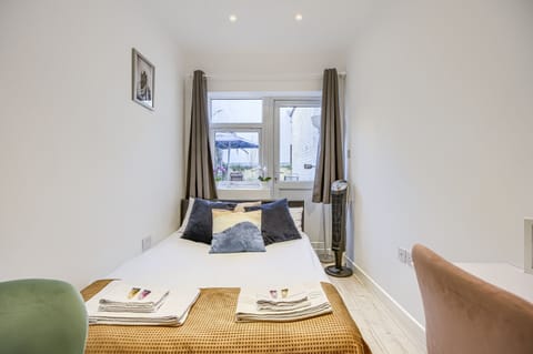 Studio-Superior-Ensuite-Garden view-3
