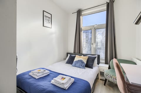 Studio-Deluxe-Ensuite-Street View-4