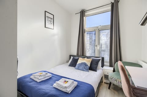 Studio-Deluxe-Ensuite-Street View-4