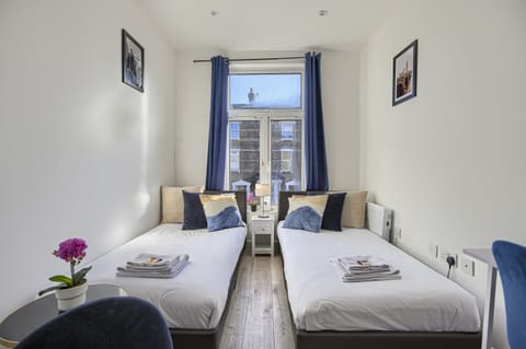 Twin room-Deluxe-Ensuite-Street View-5