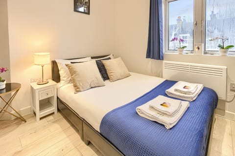 Studio-Deluxe-Ensuite-Street View-7