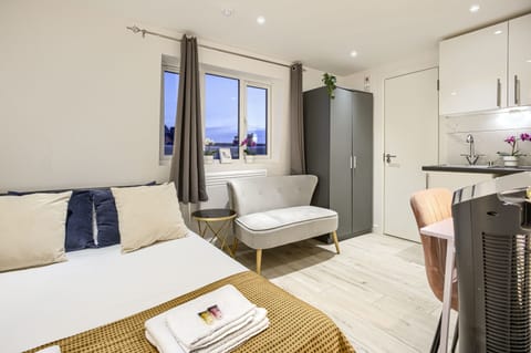  Studio-Deluxe-Ensuite-City view-9