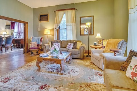 Living Room | Smart TV | Cable Channels | Central A/C & Heating