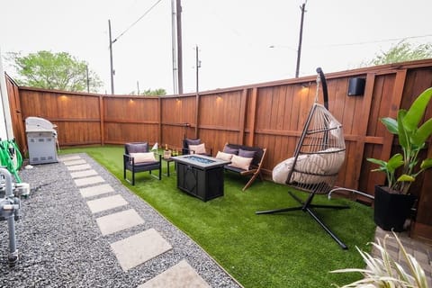 Backyard with a propane BBQ grill, BT speakers, Putt-putt, fireplace, spa, TV 