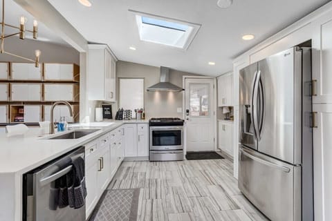 The modern, spacious and convenient kitchen is fully stocked with high-end appliances: oven, dishwasher, refrigerator, toaster, blender, coffee maker, electric tea pot, french press, decanter and all the utensils you need to make a gourmet meal!