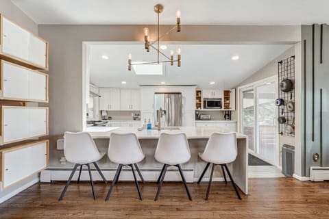 The breakfast bar is the perfect place for drinking smoothies and planning the day's Pike's Peak area adventures!