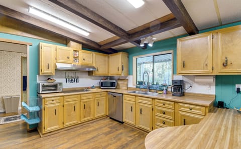 Kitchen | Cooking Basics & Spices | Blender | Drip Coffee Maker | Toaster Oven