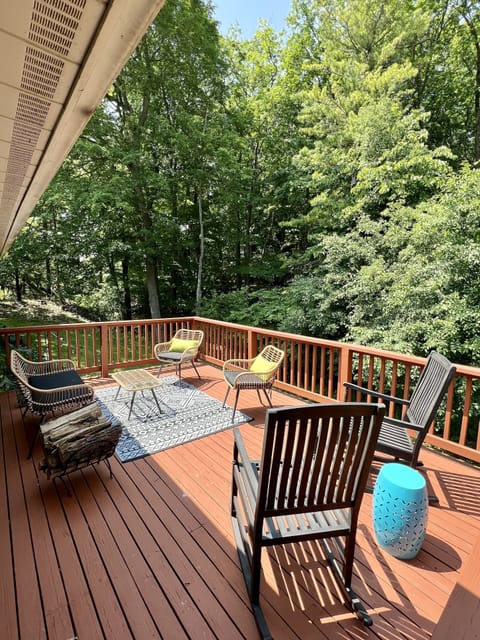 Raised deck with seating for 6, including 2 rockers