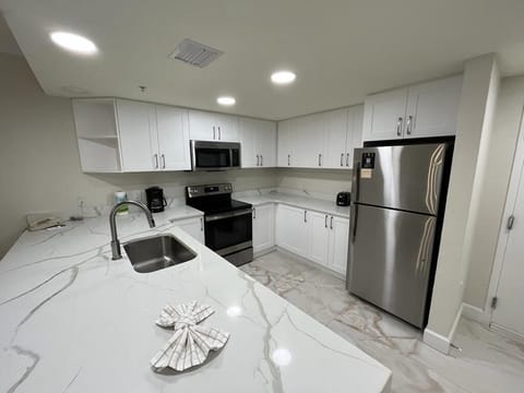 Beautiful full kitchen