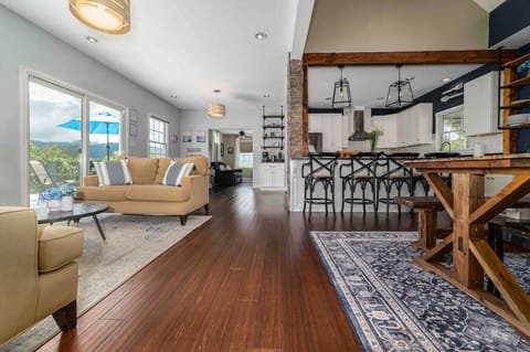 Bright and Airy Living Room with Large Windows Showcasing Stunning Scenic Views Enjoy natural light and breathtaking outdoor scenery from the comfort of a spacious and inviting living area—perfect for relaxing during your stay.