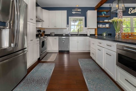 Brunch? Gourmet dinner? We`ve got you covered at Oakridge Retreat with our newly remodeled kitchen!