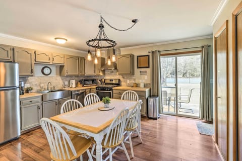 Dining Area | Dishware & Flatware Provided