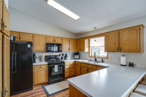 Kitchen | Cooking Basics | Keurig w/ Coffee Pods | Breakfast Bar