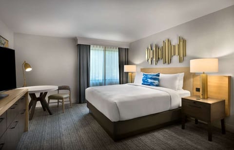 Unit with 1 King size bed. Exact unit will be assigned upon arrival. Views, colors and decor may vary.