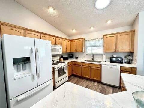 Kitchen Fully Equipped with Fridge with Water/Ice Dispenser