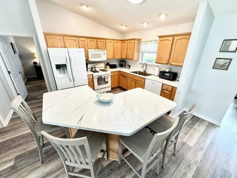 Kitchen with Island and 4 Seats