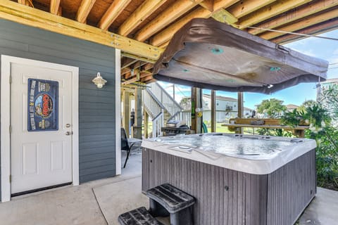 Galveston Vacation Rental | 6BR | 3BA | Stairs Required | 2,600 Sq Ft