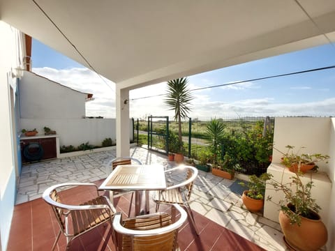 Jardim com vista campo e mar