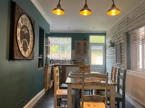 Fully equipped kitchen with oven, fridge freezer, washing machine and dining table