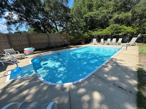 Large NEW pool only 4.5 ft deep for your safety! 