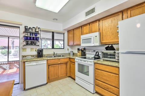 Kitchen | Crockpot | Paper Towels/Trash Bag Provided