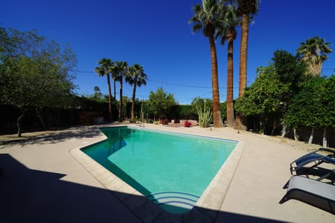 Private pool & hot tub.