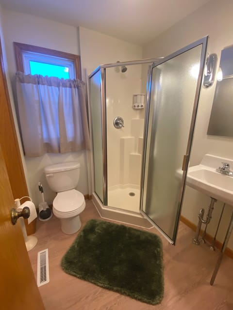 3/4 bath. Towels, shampoo, conditioner, body wash provided.