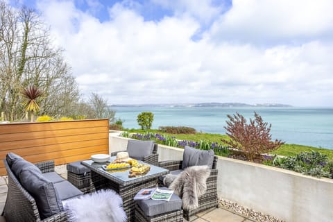 Patio seating with sea view - Osprey 3, The Cove