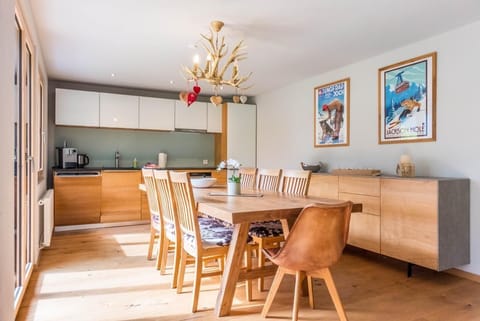 Dining area & kitchen