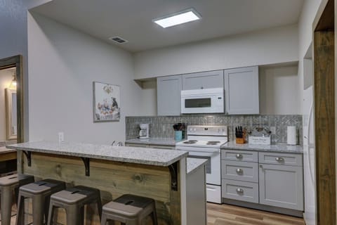 Seating at breakfast bar, fully equipped kitchen