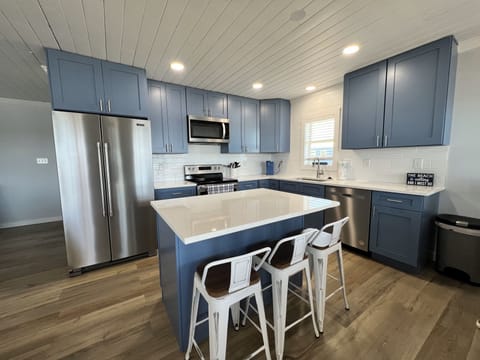 Kitchen - kitchen and bar