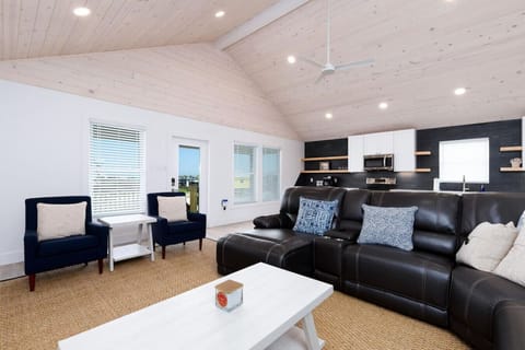 Bright and airy living room with coastal charm—ideal for morning coffee or family game nights.