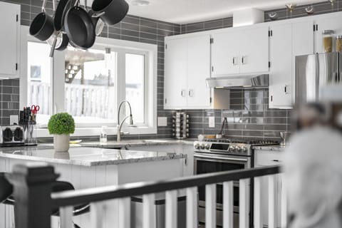 Gas range & high quality Ninja cookware. Over and under cabinet lighting. 