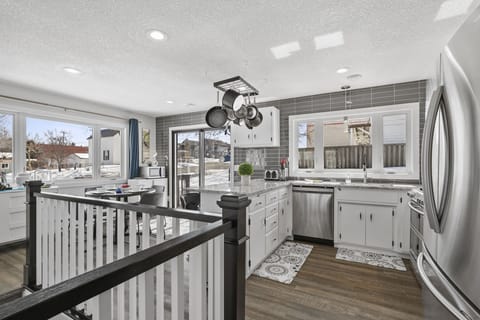 Gorgeous tile & granite 