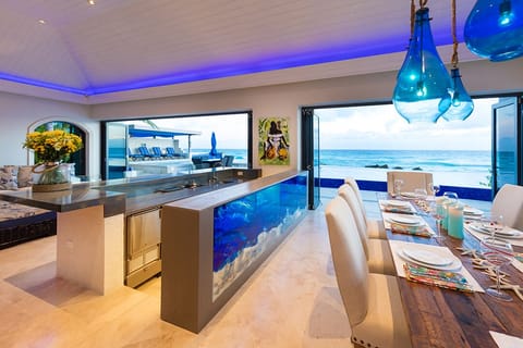 Open plan - dining & bar area - main house