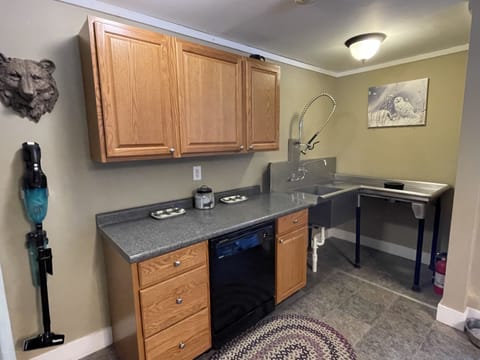 Dishwasher & industrial sink makes cleaning up a breeze!