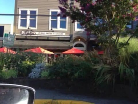 Walking distance to local restaurants. J.Willy's is my favorite!