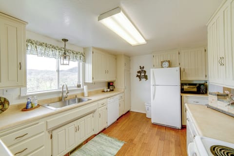 Kitchen | Cooking Basics | Coffee Maker | Paper Towels/Trash Bags Provided