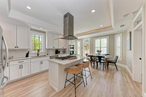 Lite, bright, airy feel in the dining kitchen area