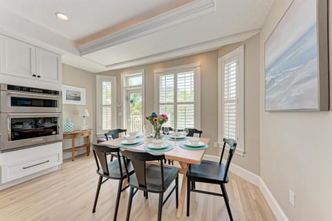 Dining room table with seating for 6