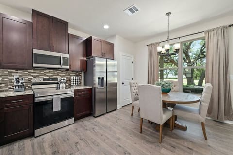 Gather ‘round with a view—dine beside big windows overlooking the Point Venture golf course, perfect for family meals or a guys’ getaway next to Hogan Hideaway.