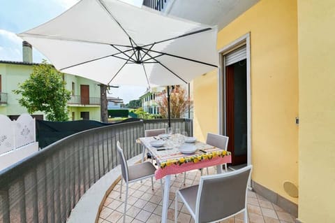 Giardino esterno (NON RECINTATO) con jacuzzi privata, tavolo da pranzo ed ombrellone, sdraio a gravità 0 con erba sintetica