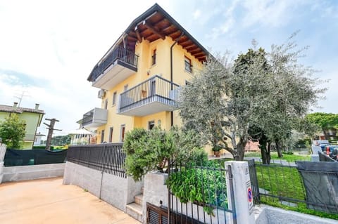 Giardino esterno (NON RECINTATO) con jacuzzi privata, tavolo da pranzo ed ombrellone, sdraio a gravità 0 con erba sintetica