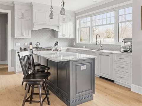 Magnificent kitchen with loads of light and top of the line appliances