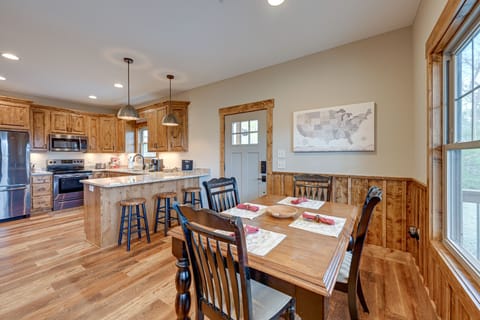 Dining Area | Dishware/Flatware | Trash Bags/Paper Towels