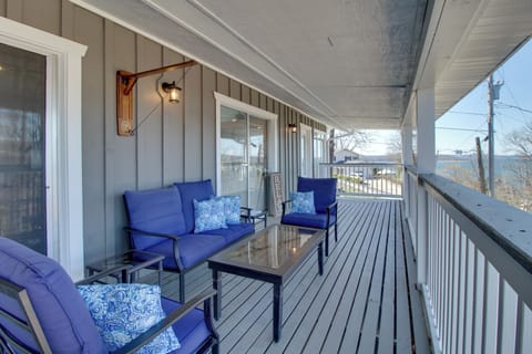 Lakeview Vacation Rental | 4BR | 3BA | 2,350 Sq Ft | 3 Stairs Required to Enter